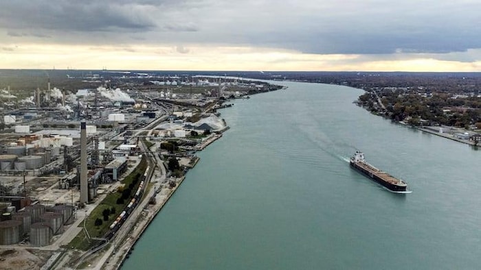 Un navire passe le long de la rivière Sainte-Claire, qui sépare l’Ontario et le Michigan, dans la région de Sarnia, au Canada.  