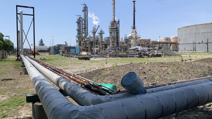 Une raffinerie de pétrole.