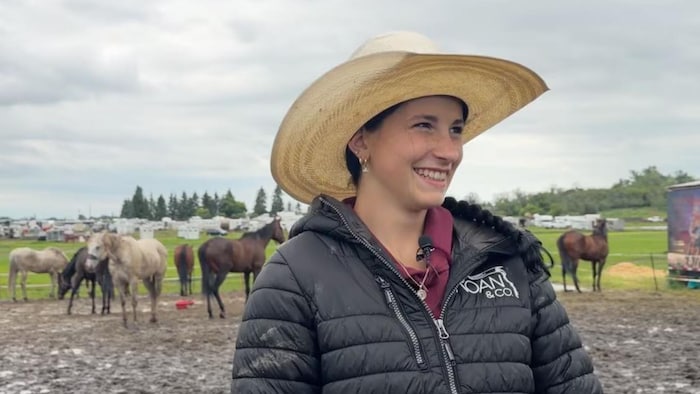 Jorja Salmond, 16 ans, lors du Stampede de Ponoka 2026 en Alberta.