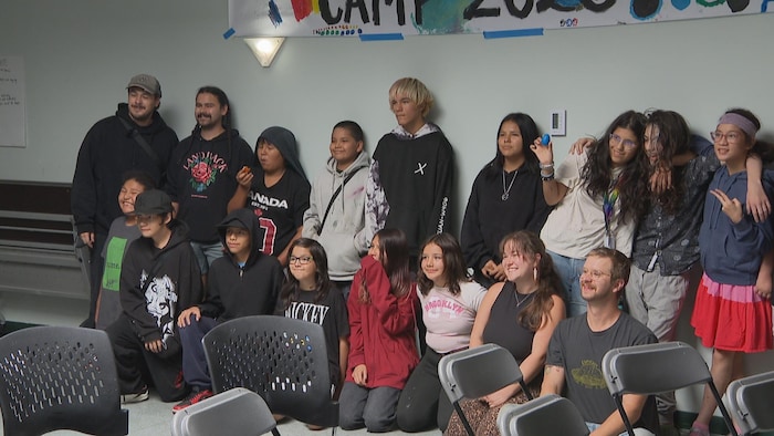 Les jeunes participants, instructeurs et organisateurs se rassemblent pour une photo de groupe à la fin du camp musical au centre White Buffalo.