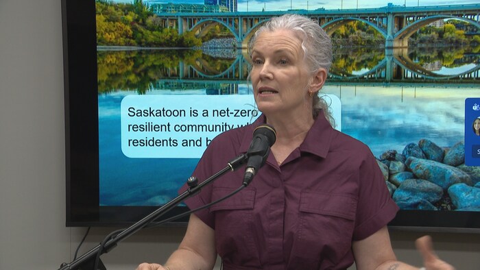 Jeanna South lors de la présentation du plan environnemental de Saskatoon, le 29 juillet 2026.