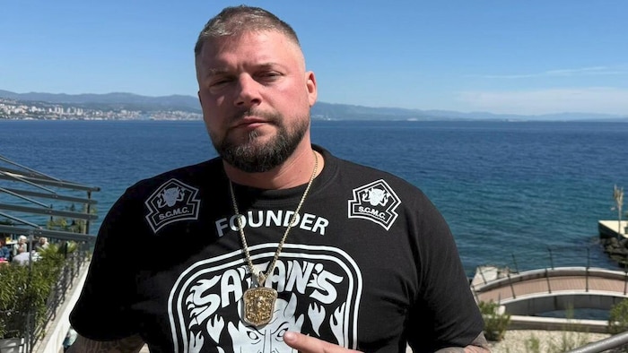 Harley Guindon portant un t-shirt du groupe Satan's Choice.