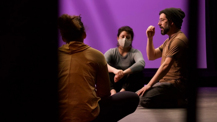 Le directeur artistique de Satellite Théâtre, Marc-André Charron et deux artistes qui participent au projet.