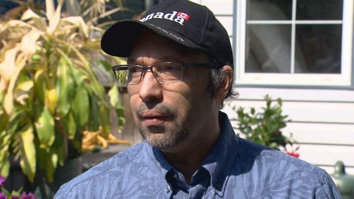 un homme avec une casquette.