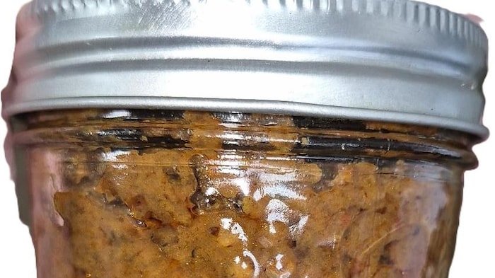 Un pot mason contenant des aliments.