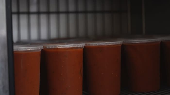 Gros plan sur des pots de sauces.