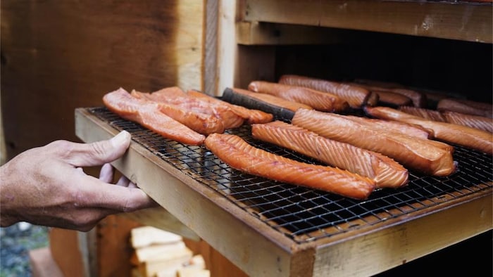 Des filets de saumon fumé qui sortent d'un four.
