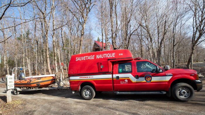 Un véhicule du Service incendie de la Ville de Québec qui tracte un bateau gonflable de sauvetage.