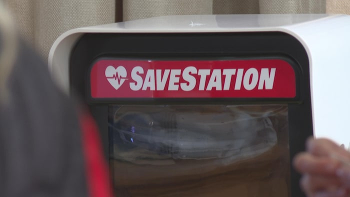 Une photo d'une « Save Station » qui permet de garder un défibrillateur accessible à l’extérieur à l’abri des intempéries.