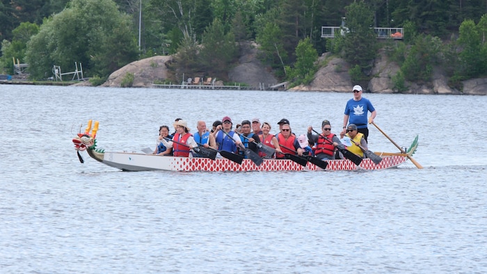 Ian McIvor (débout) est le commodore du Club de canotage de Sudbury.
