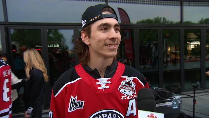 Nicolas Savoie interviewé à l'extérieur d'un centre sportif.