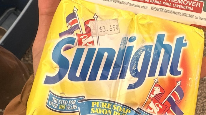 Une image de l'emballage du savon en pain de la marque Sunlight.