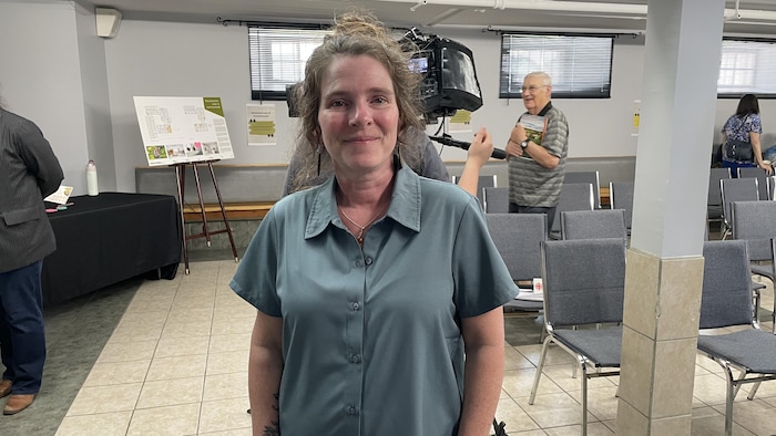 La coordinatrice du développement chez Ressources techniques du Bas-Saint-Laurent, Nancy Belleau, sourit à l'objectif