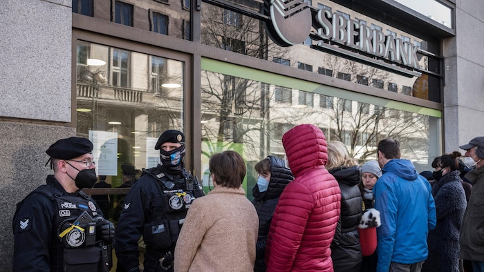  Une file d'attente devant une banque russe à Prague.