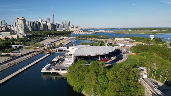 Vue aérienne de la scène Budweiser à la Place de l'Ontario. Prise de vue le 24 mai 2024