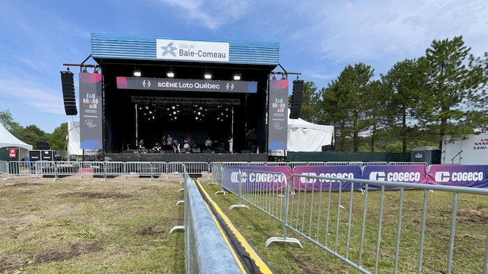 Une scène extérieure de festival.