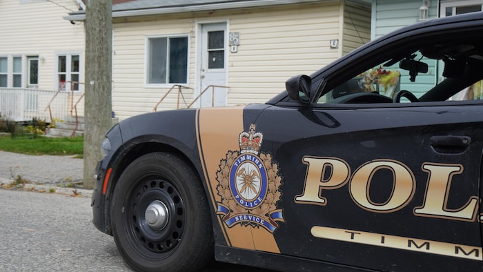 Une voiture du Service de police de Timmins devant une résidence.