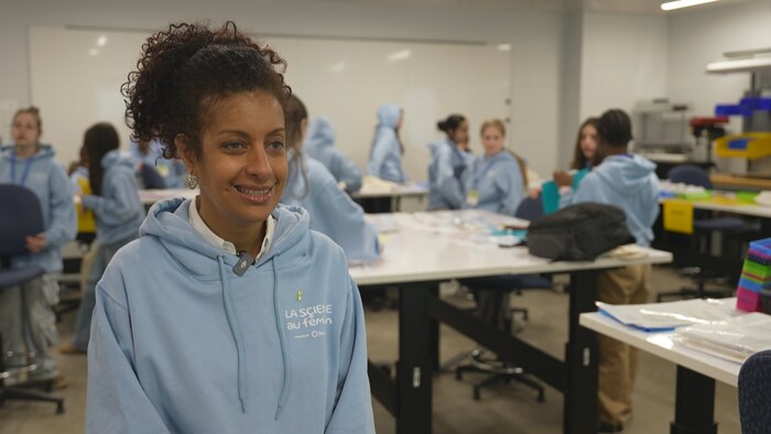 Dominique Anglade dans une classe de science