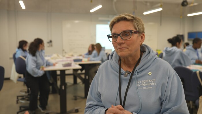 Nancy Mignault dans une classe.
