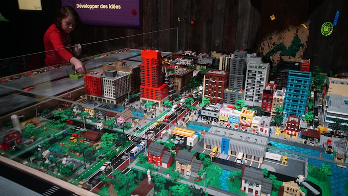 Photo des œuvres réalisées à partir de pièces Lego. 