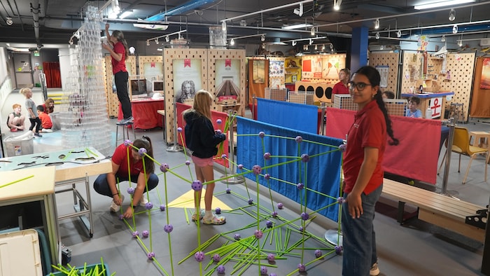 Des ateliers de construction. 