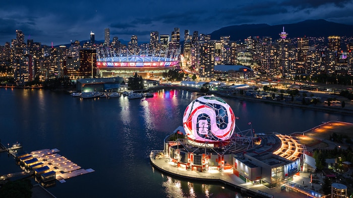 False Creek de nuit avec le dôme de Science World en ballon de la Coupe du monde de FIFA 2026.