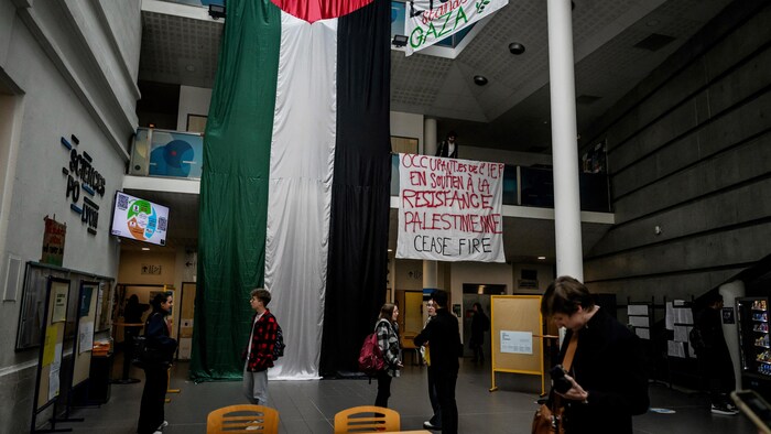 Un immense drapeau palestinien est déployé sur plusieurs étages dans une agora de l'Institut d'études politiques de Lyon, le 2 mai 2024.