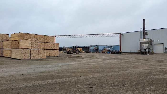 Une cour à bois derrière une usine.