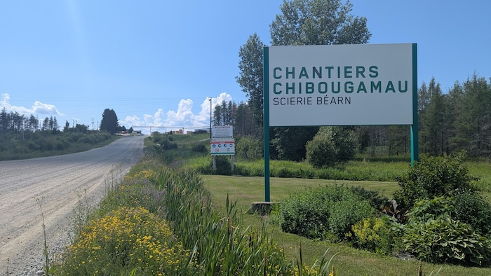Une pancarte annonçant la scierie Béarn, de l'entreprise Chantiers Chibougamau.