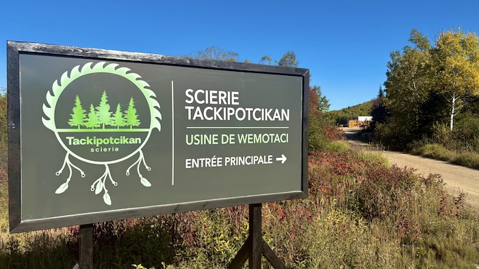 Un panneau montrant l'entrée de la scierie Tackipotcikan.