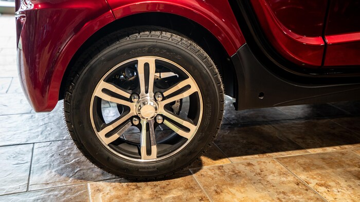Un pneu d'une voiture de couleur rouge.