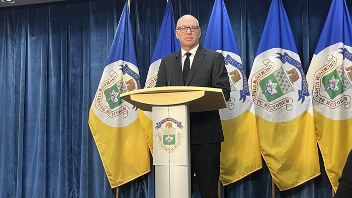 Scott Gillingham donne une conférence de presse à l'hôtel de ville de Winnipeg, le 30 avril 2025. 