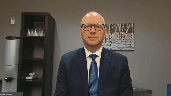 Le maire de Winnipeg Scott Gillingham donne une entrevue en visioconférence.