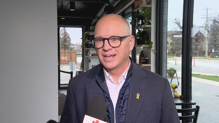 Scott Gillingham qui se trouve dans un commerce.
