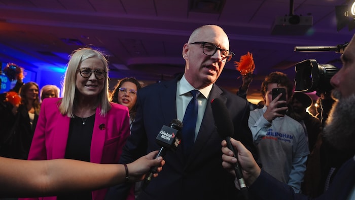 Entouré de partisans, Scott Gillingham parle aux journalistes.