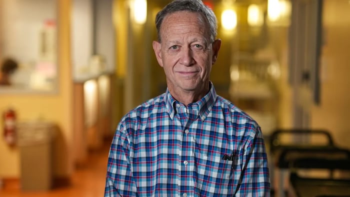 Le Dr Scott Halperin dans un couloir d'hôpital.