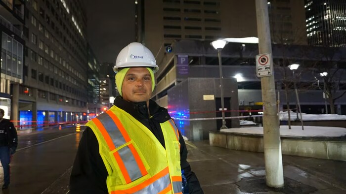 Scott Lockhart devant le stationnement.