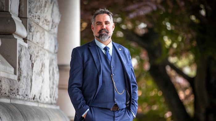 Scott McInnis à côté de l'Assemblée législative à Victoria, le 29 avril 2026.