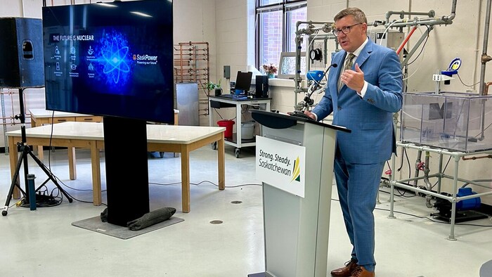 Le premier ministre de la Saskatchewan, Scott Moe, devant un pupitre pour faire une annonce lors d'une conférence de presse organisée à l'Université de la Saskatchewan, à Saskatoon, en Saskatchewan, le 29 septembre 2026.