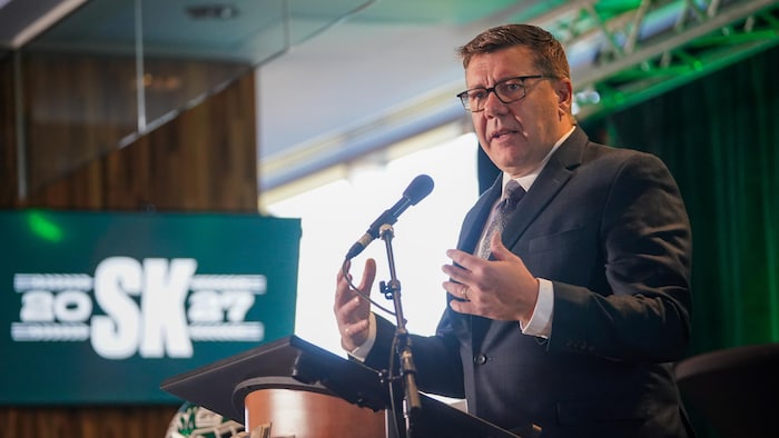 Le premier ministre de la Saskatchewan, Scott Moe, lors de l'annonce de la sélection de Regina determination    accueillir la Coupe Grey en 2027, le 27 octobre 2025.