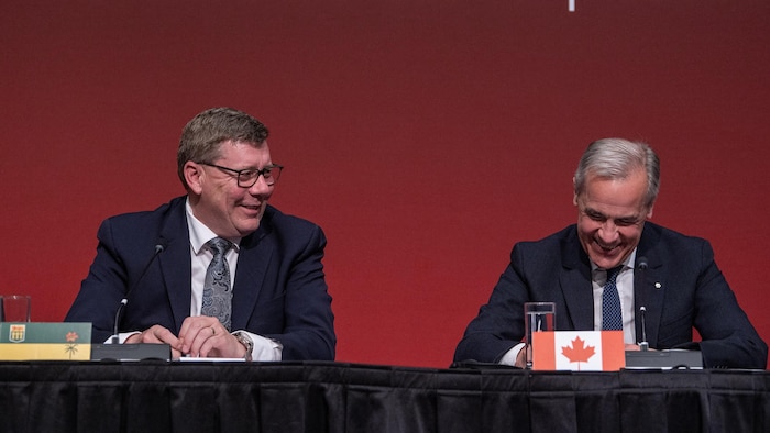 Le premier ministre de la Saskatchewan, Scott Moe, et le premier ministre du Canada, Mark Carney, lors d'une rencontre avec les premiers ministres canadiens à Saskatoon, le 2 juin 2025.