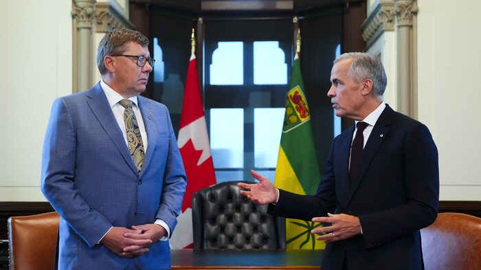 Le premier ministre de la Saskatchewan, Scott Moe et le premier ministre du Canada, Mark Carney, lors d'une rencontre à Ottawa, le 16 septembre 2025.