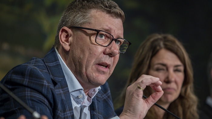 Scott Moe s'adresse aux journalistes.