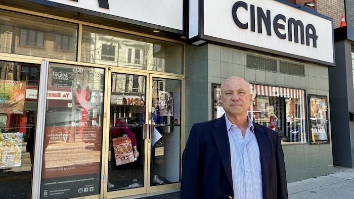Portait de Scott Reisfield devant le cinéma Revue de Toronto.