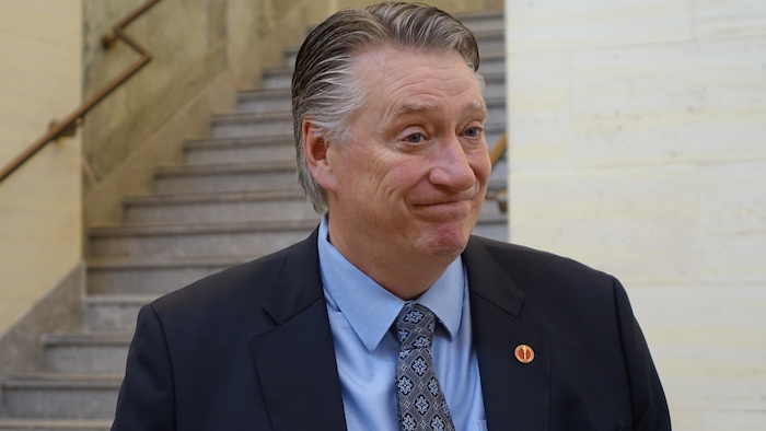 Scott Tannas, un homme en complet foncé avec des cheveux gris, devant des escaliers.