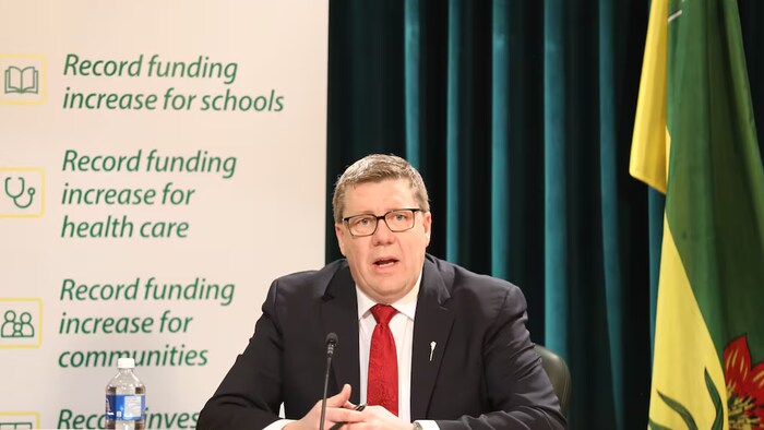  Le premier ministre de la Saskatchewan, Scott Moe, a tenté de faire passer le message de la province dans son budget 2024-25 en s'asseyant devant une bannière annonçant des "dépenses record" dans plusieurs domaines.