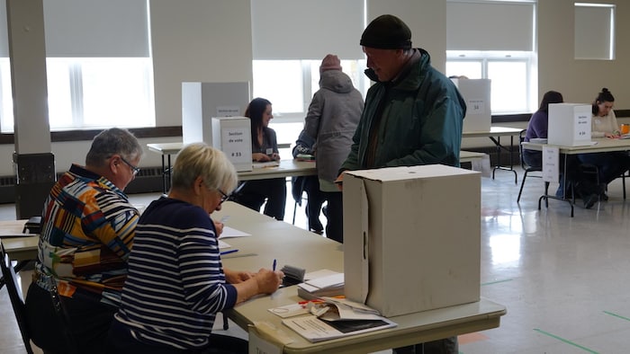 Des citoyens votent dans un bureau de scrutin.