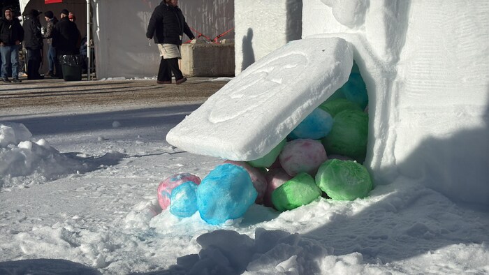 Une sculpture de neige qui représente une machine de bonbons.