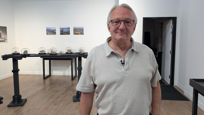 Marc Demers devant son exposition. 