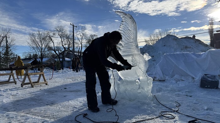 Une sculpture de glace.